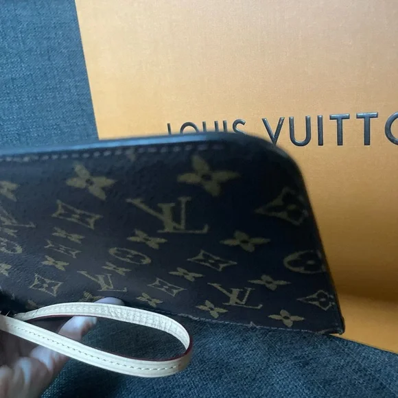 Louis Vuitton Gray Monogram Wristlet pouch - Picture 9 of 17
